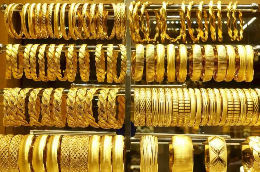 الذهب في مصر يتحدى الدولار: عيار 21 يلامس 7210 جنيهات.. وتوقعات عالمية باختراق حاجز 6000 دولار