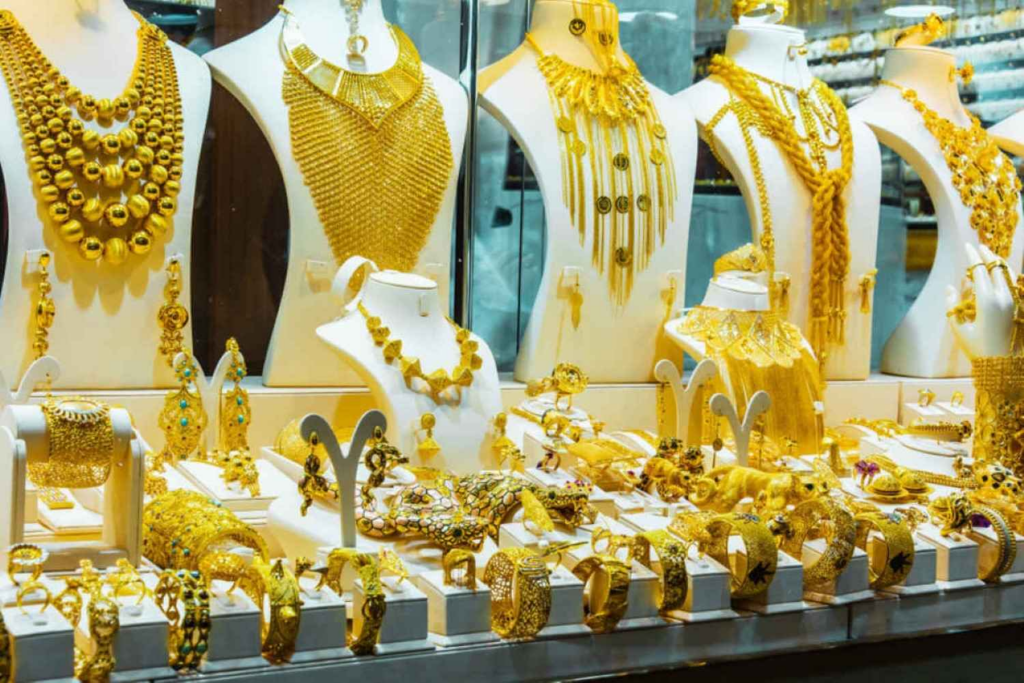 الذهب مساء الثلاثاء: عيار 21 يسجل 6900 جنيه والأسواق تترقب المشهد العالمي